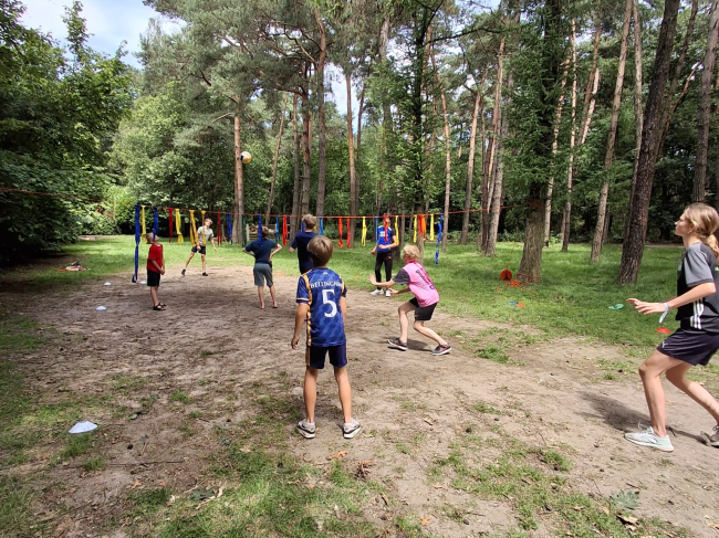 Volleyballen op het jeugdkamp