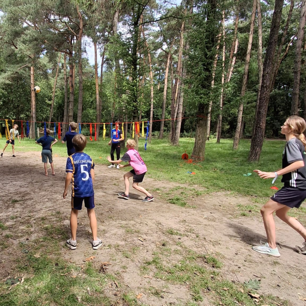 Volleyballen op het jeugdkamp