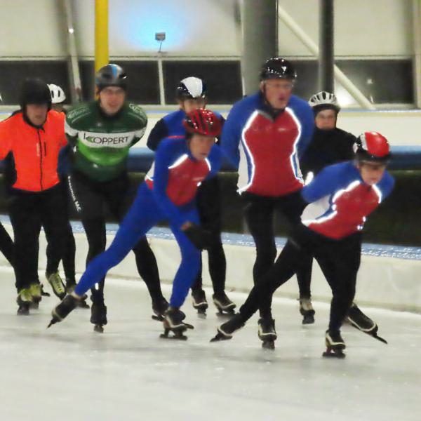 Links Jos in zijn oranje outfit